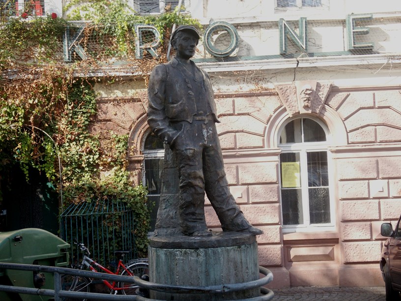 Darmstadt, Darmstadt-Mitte, Kapellplatzviertel, Goldene Krone, Heinerdenkmal, Schustergasse